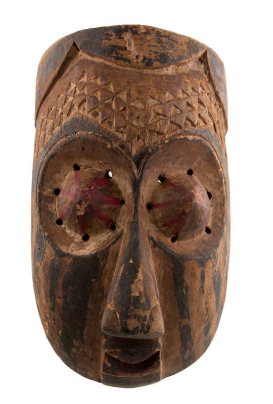 Masques africains en bois sculpté - France